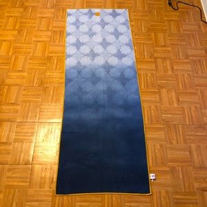 Manduka yogitoes towel mat